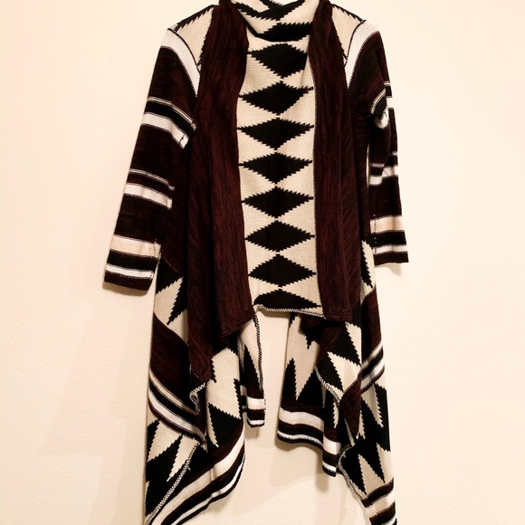 🍁Aztec Printed Sweater🍁 - Picture 2 of 6